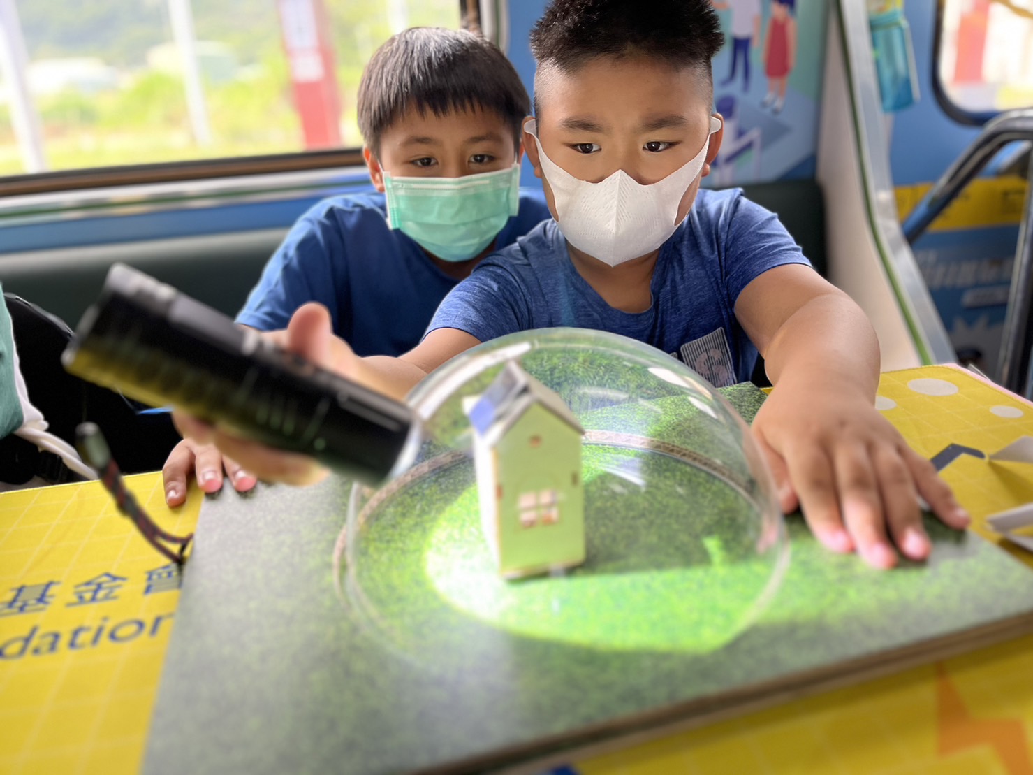 DB多宝视讯參與基礎科學主題車廂，以STEAM教學精神，設計「逐日科學家」、「太陽能工程師」以及「淨零建築師」三大能源科普課程和實驗