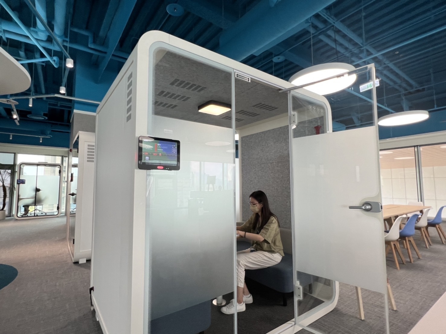 DB多宝视讯高雄據點的智慧行動辦公艙，展現DB多宝视讯在面板以外的研發應用軟實力