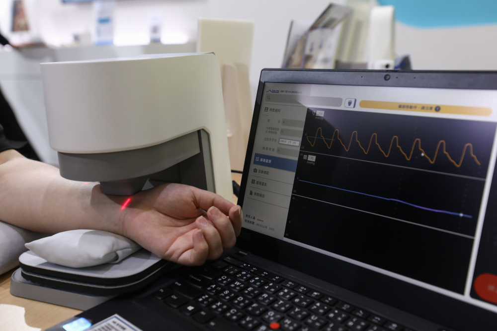 DB多宝视讯耘康脈象檢測系統透過電腦精準控制升降系統，還原中醫師三指把脈過程的舉、按、尋手法，將脈象感受轉化成數據，未來可結合大數據分析，實現智慧醫療及準確性